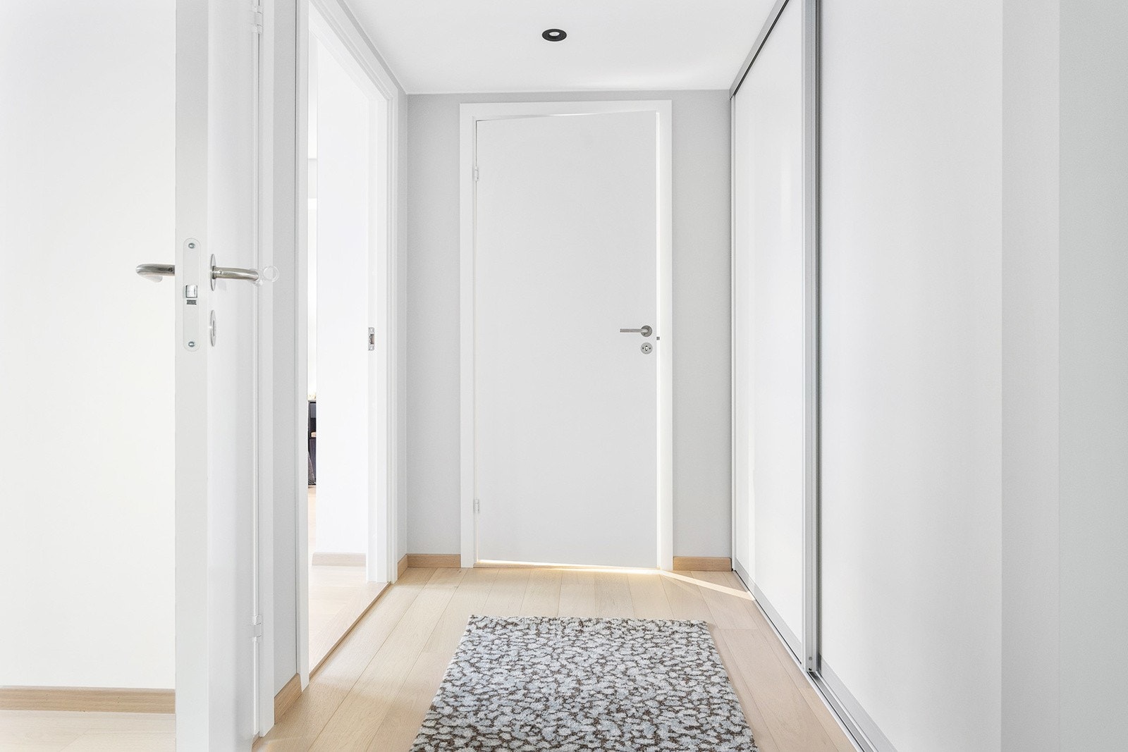 Lys gang med adkomst til alle rom i leiligheten. Galleribilde