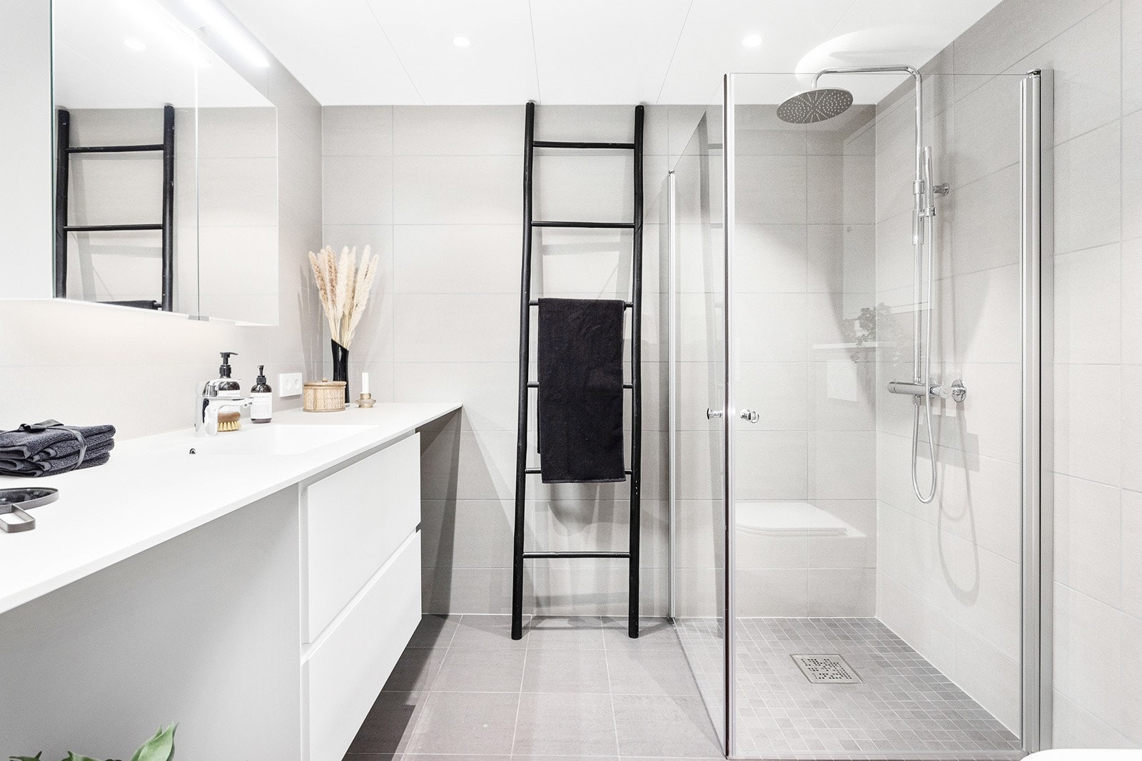 Delikat og moderne bad med vannbåren varme i gulvet. Galleribilde