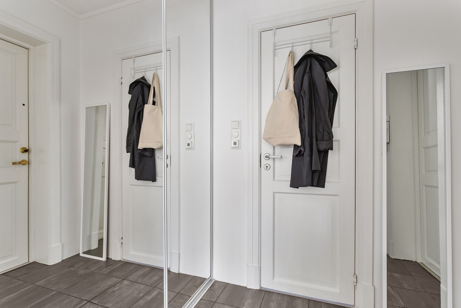 Stor skyvedørsgarderobe i entreen Galleribilde