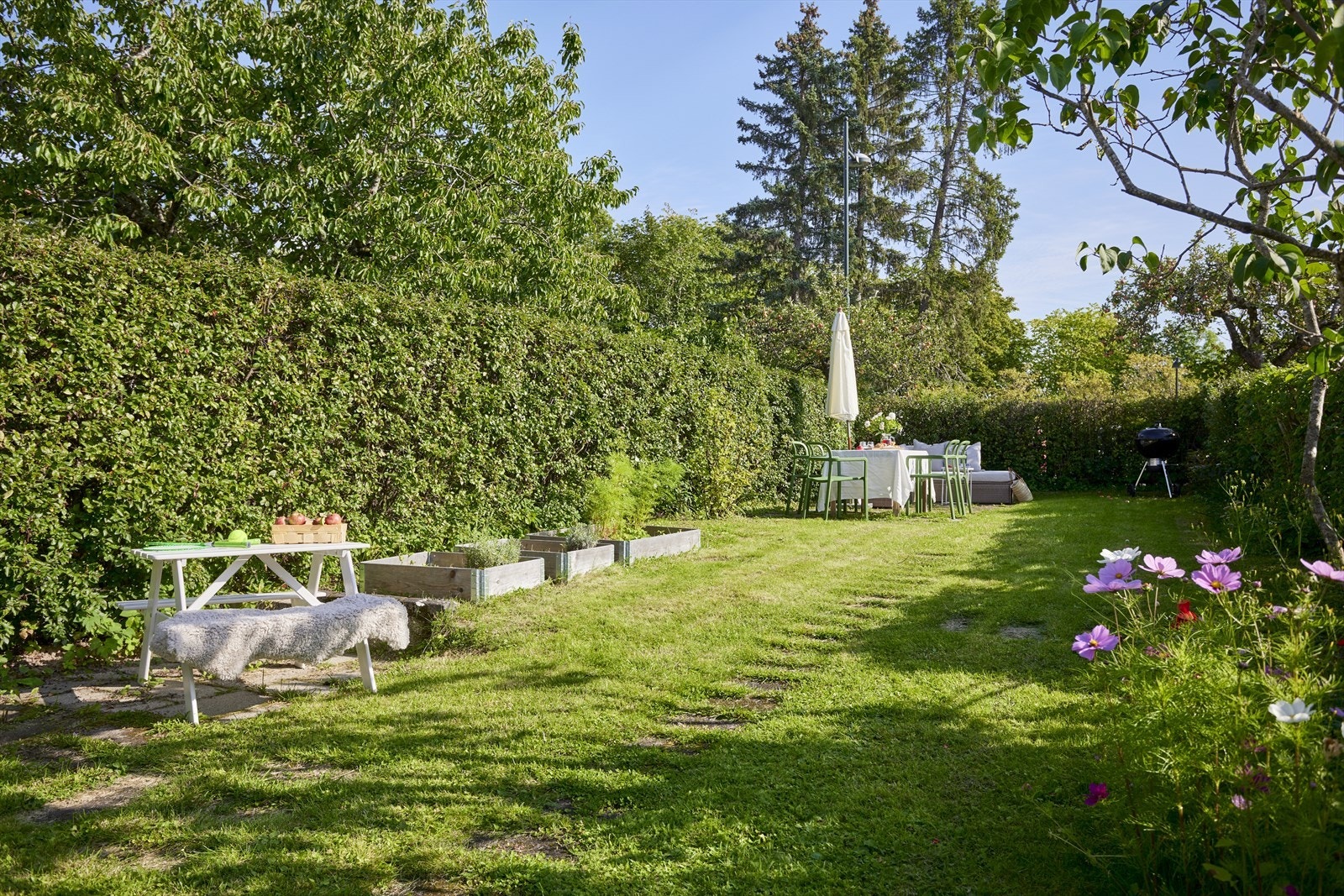 I hagen kan man utfolde seg, her er det plen, plantekasser og sittegrupper Galleribilde