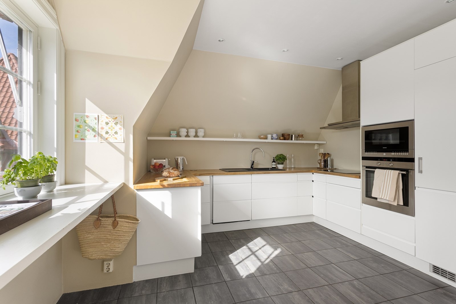 Kjøkkenet er stort med god arbeidsplass samt oppbevaringsløsninger (Varmekabler i gulv) Galleribilde