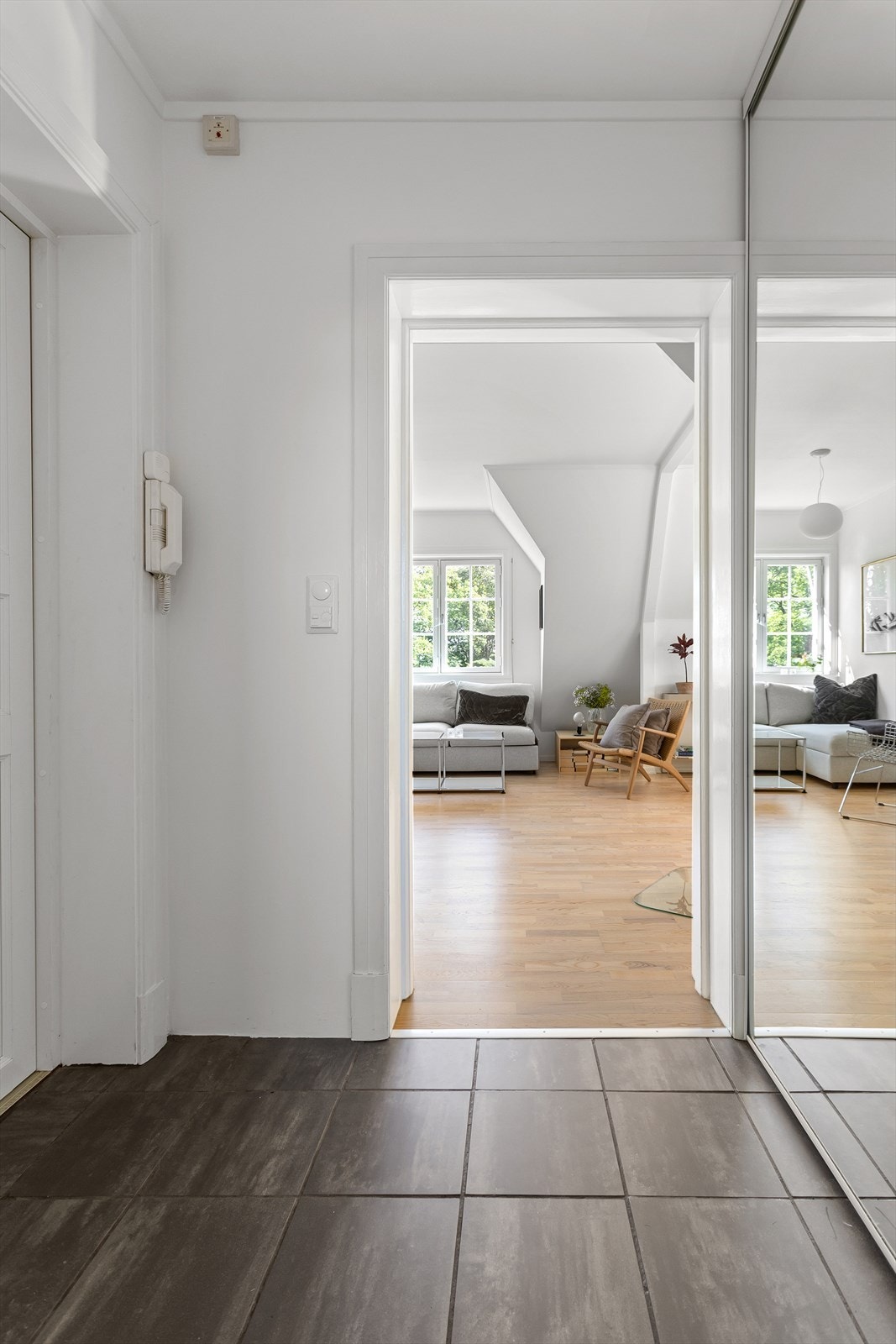 flislagt gulv i entreen med varmekabler Galleribilde