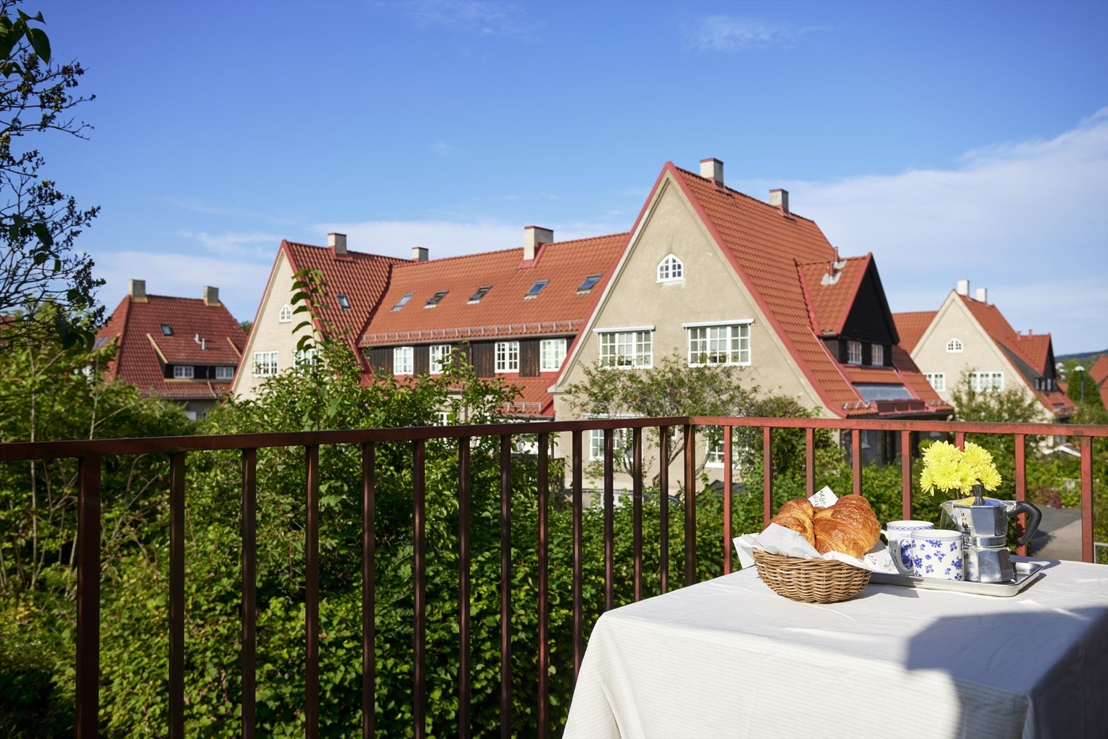 Her er det god plass til bord og stoler Galleribilde