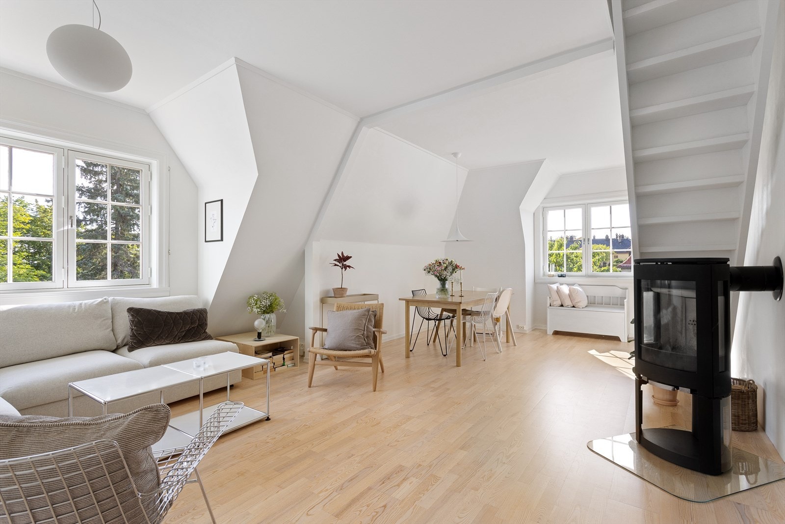 Velkommen til populære Ullevål hageby og denne lekre leiligheten med egen hageparsell. Galleribilde