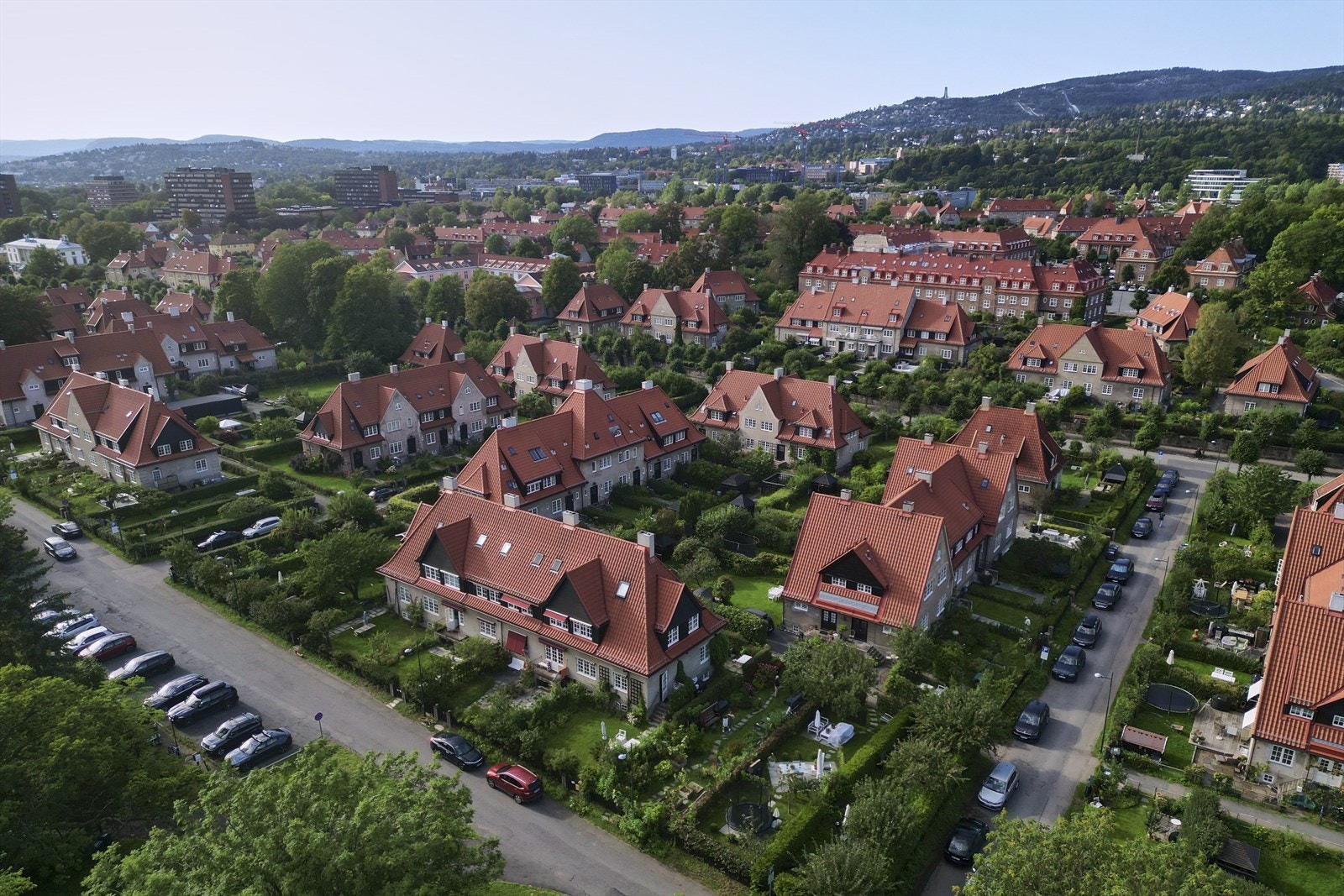 Selv i så fredelige omgivelser er byen rett i nærheten Galleribilde