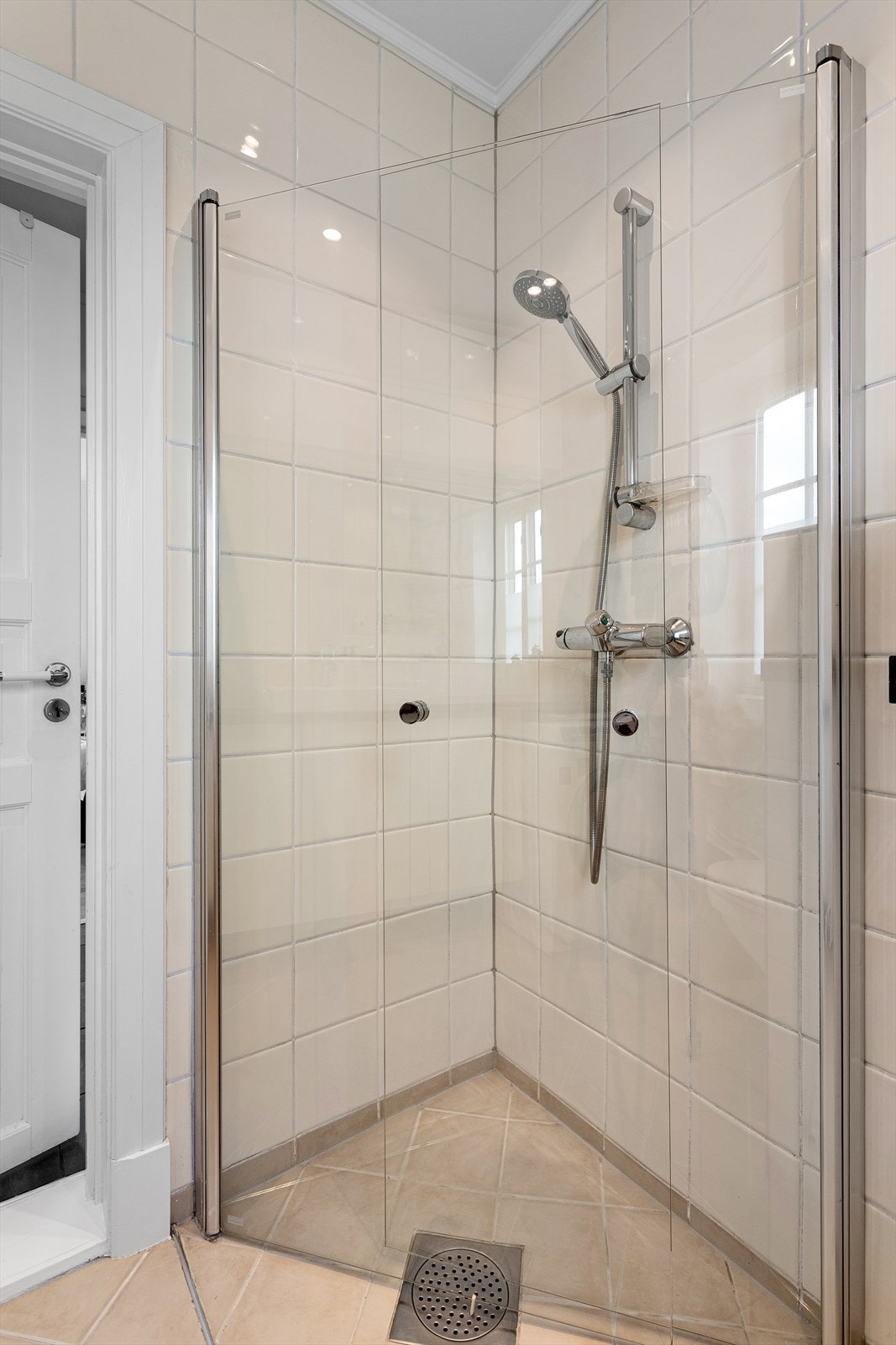 Varmekabler i gulv og nye LED downlights fra sommer -23 i himling. Galleribilde