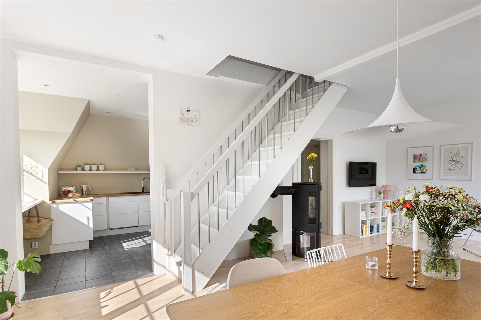 Det er dels åpent inn til kjøkkenet. Galleribilde