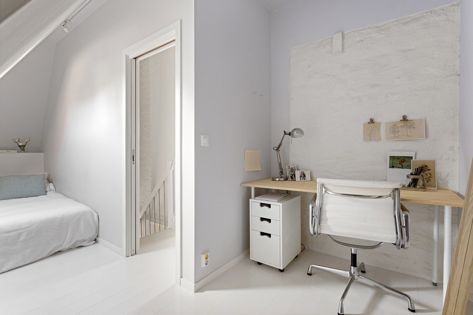 Her er det også plass til hjemmekontor. Eventuelt mer oppbevaring eller garderobe. Galleribilde