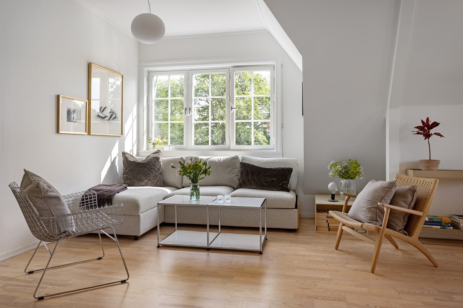 Selve leiligheten fremstår som både lys og delikat Galleribilde