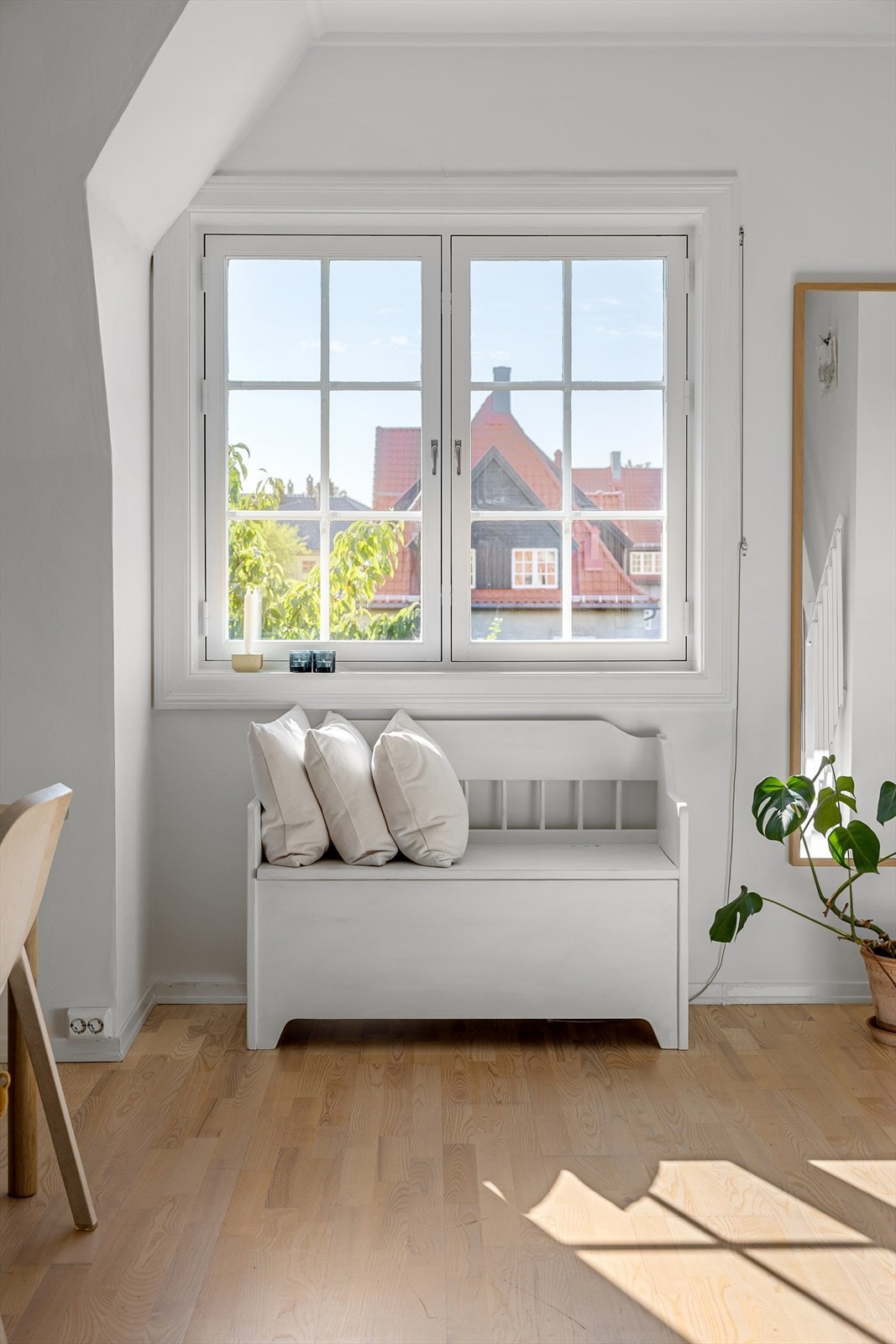 Leiligheten har et fantastisk lys nettopp pga. plasseringen. Her kan du oppleve alt fra soloppganger til de herligste solnedganger over Holmenkollen Galleribilde