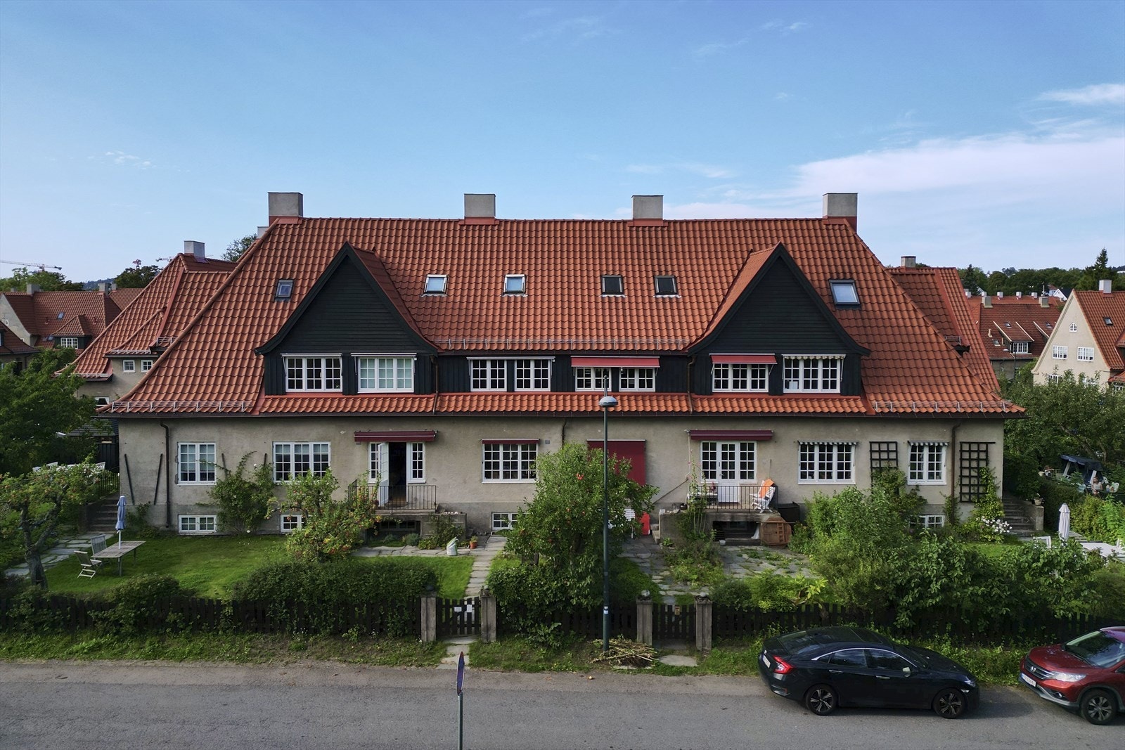 Det er 8 leiligheter i bygget. Dette er endeleiligheten retning vest (venstre) i 2. etasje og loft Galleribilde