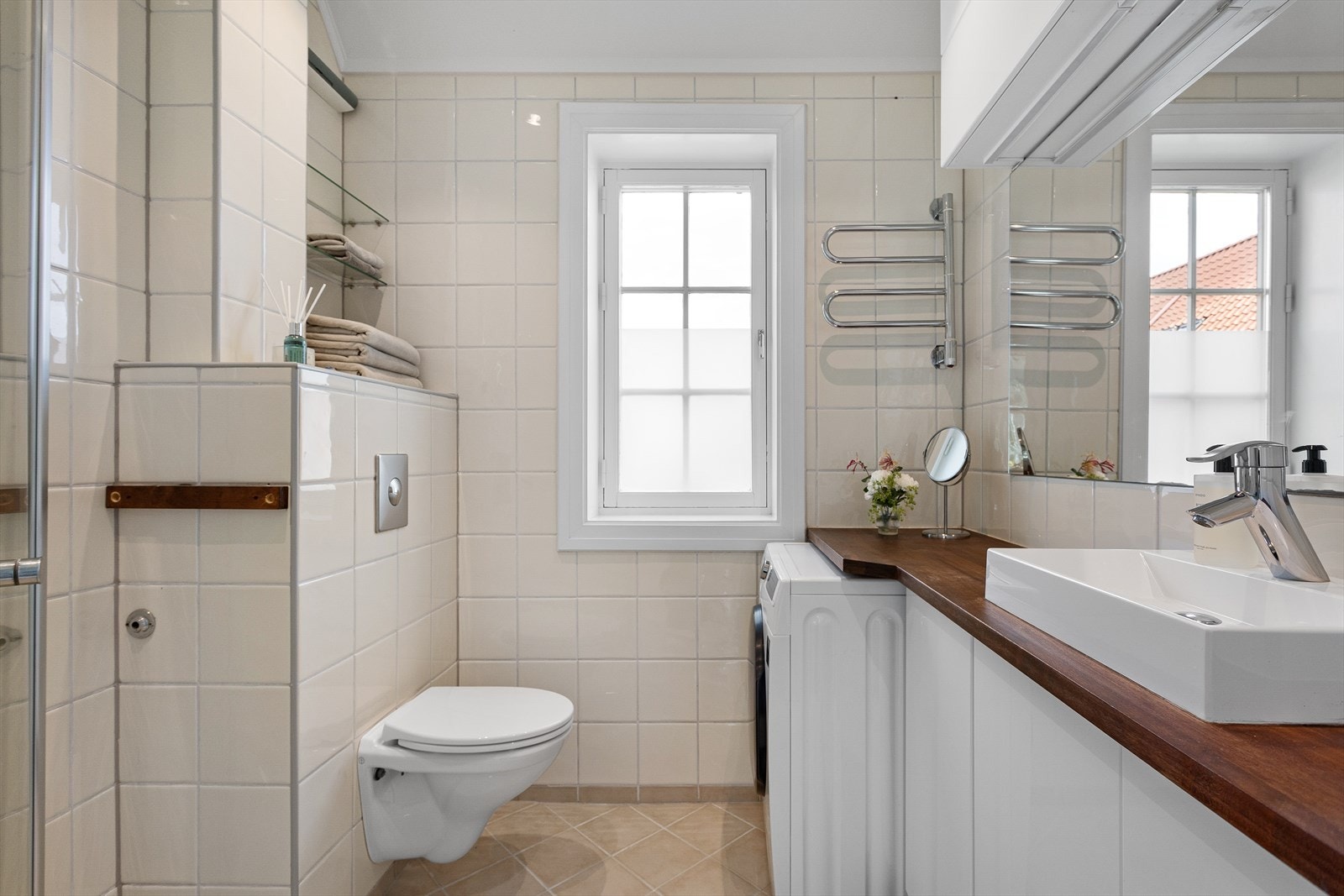 Pent flislagt bad med opplegg for vaskeaskin Galleribilde