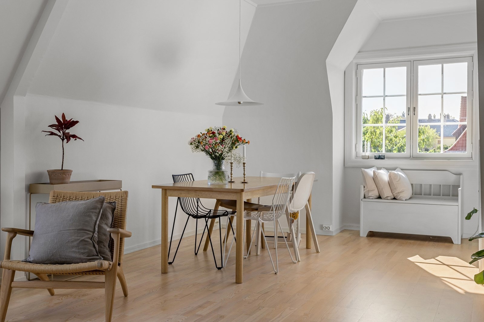 Med høye knevegger takhøyde på ca. 260 har stuen en meget god romfølelse Galleribilde