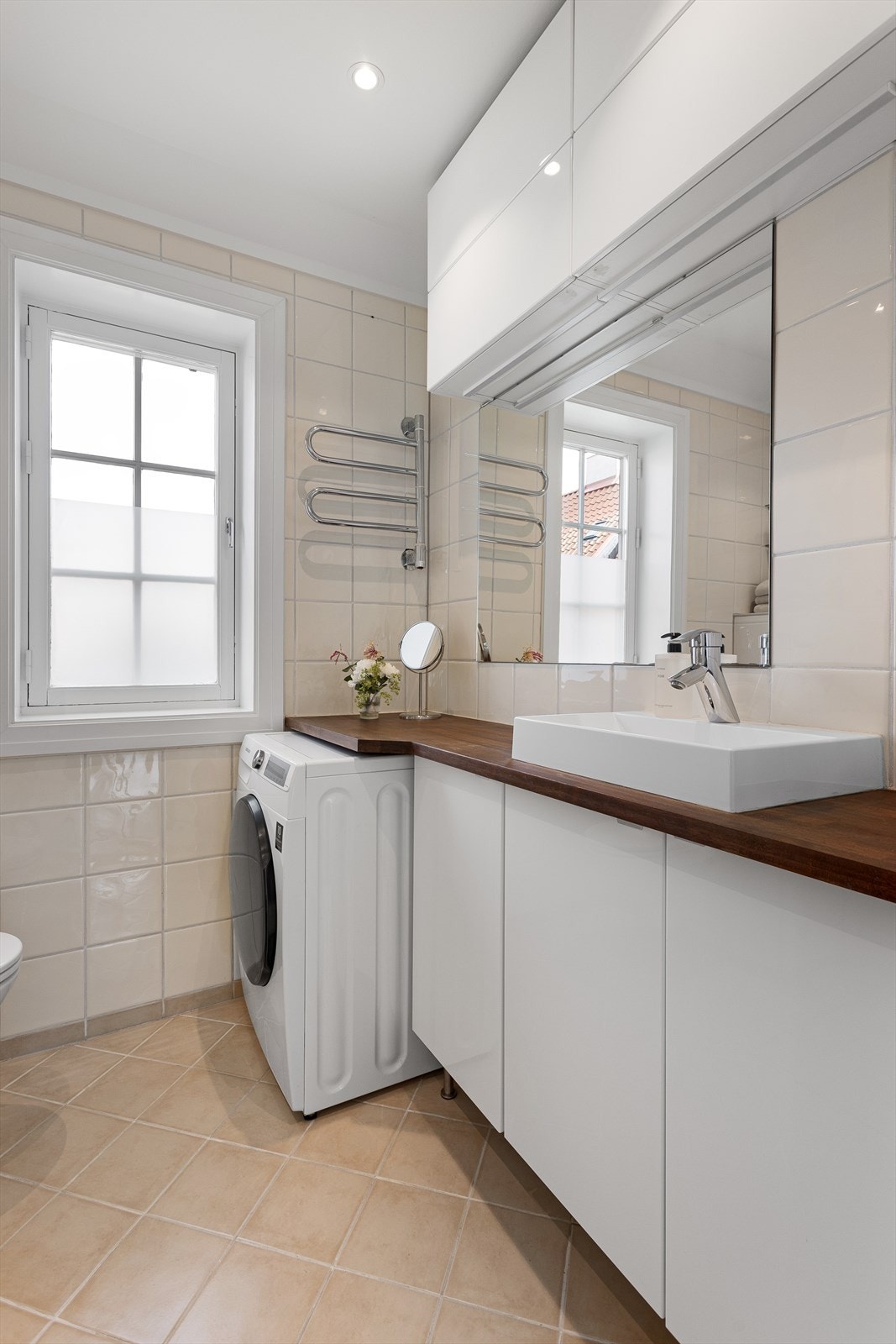 Merk oppbevaringsplass både over og under vasken Galleribilde