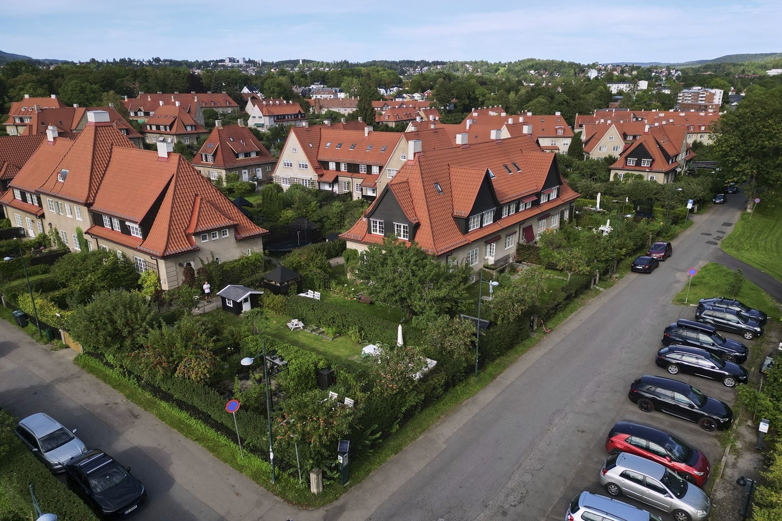 Denne bygningen ligger i ytterste rekke mnot i svært stille og rolige omgivelser Galleribilde