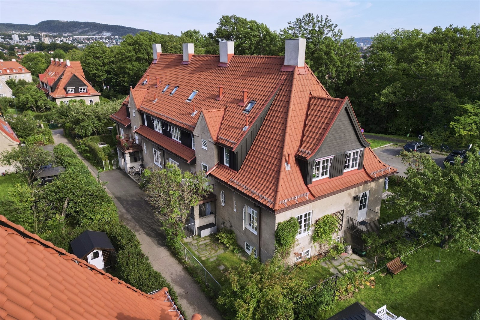 Ullevål hageby er et veldrevet borettslag med vedlikeholdsplan. Taket ble tatt i 2011 og drenering i 2019 Galleribilde