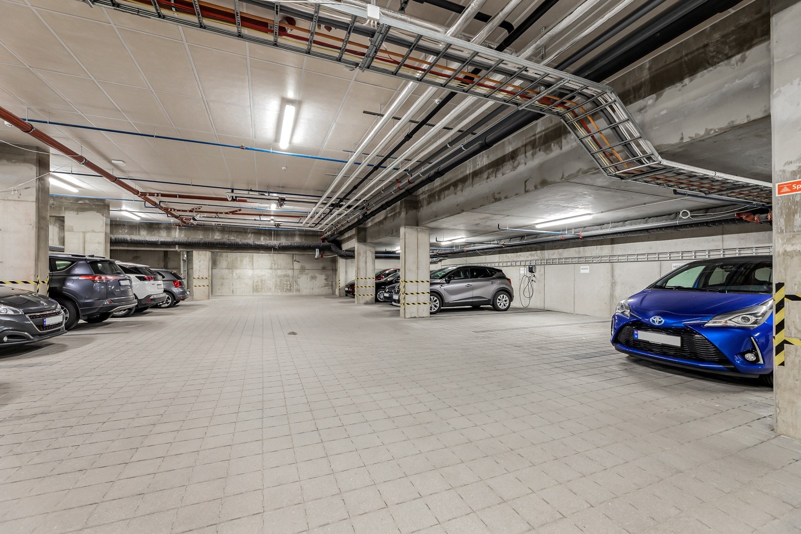 Det er garasjeplass i felles anlegg. Garasjeplassen ligger på enden. Galleribilde