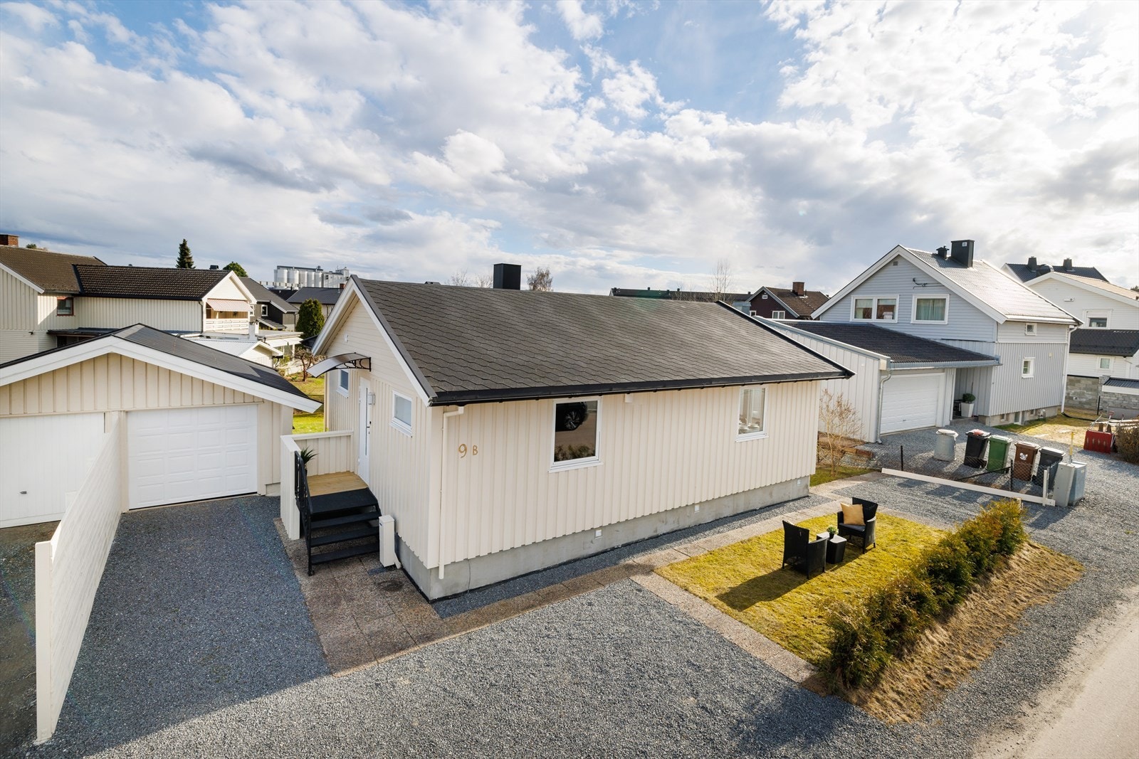 Godt med parkeringsmuligheter. Boligen har en sentral beliggenhet på nordsiden med nærheten til alt. Store deler av hagen er skjermet på baksiden av huset. Galleribilde