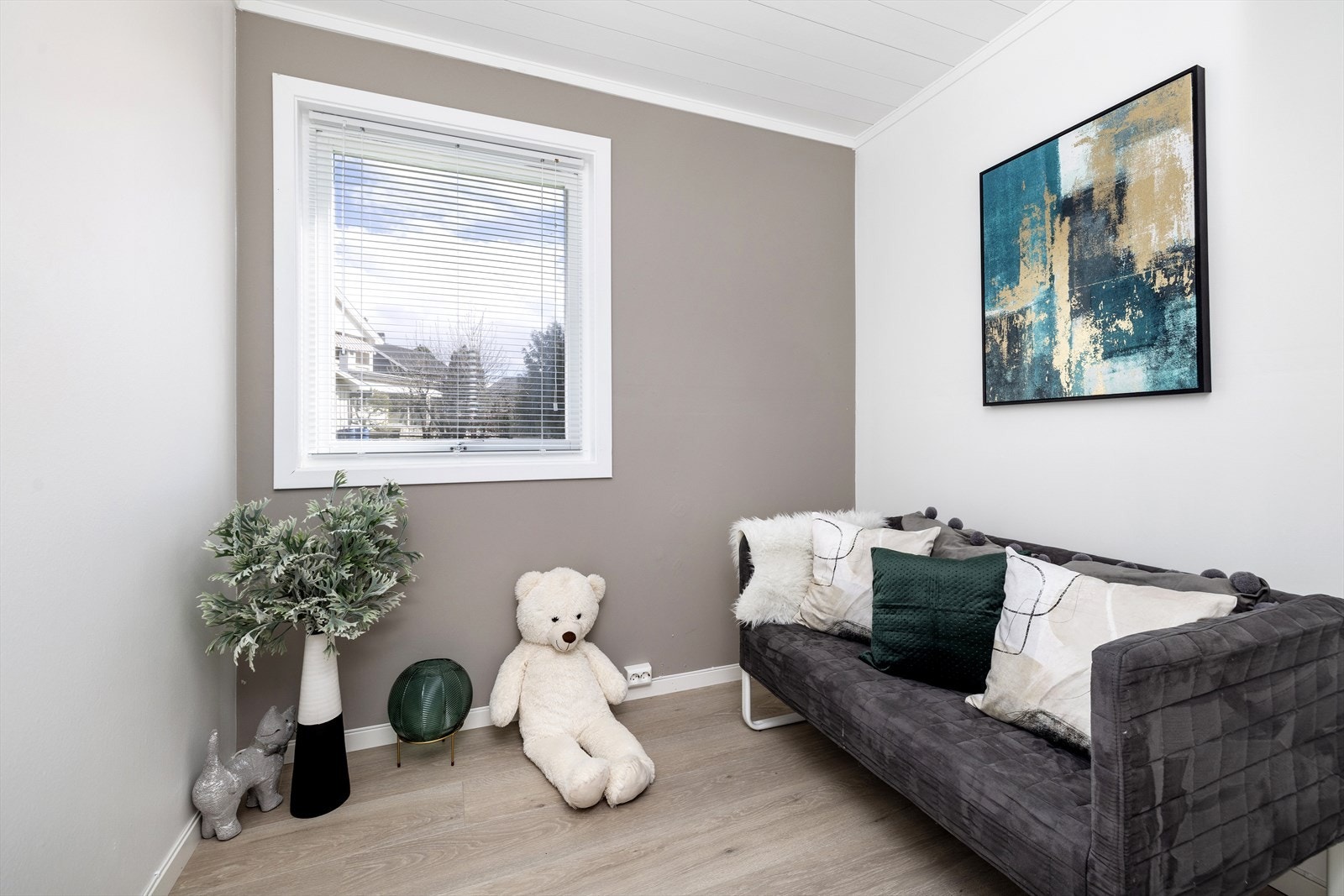 Det andre soverommet i underetasjen har også god plass til soveromsmøblement. Galleribilde