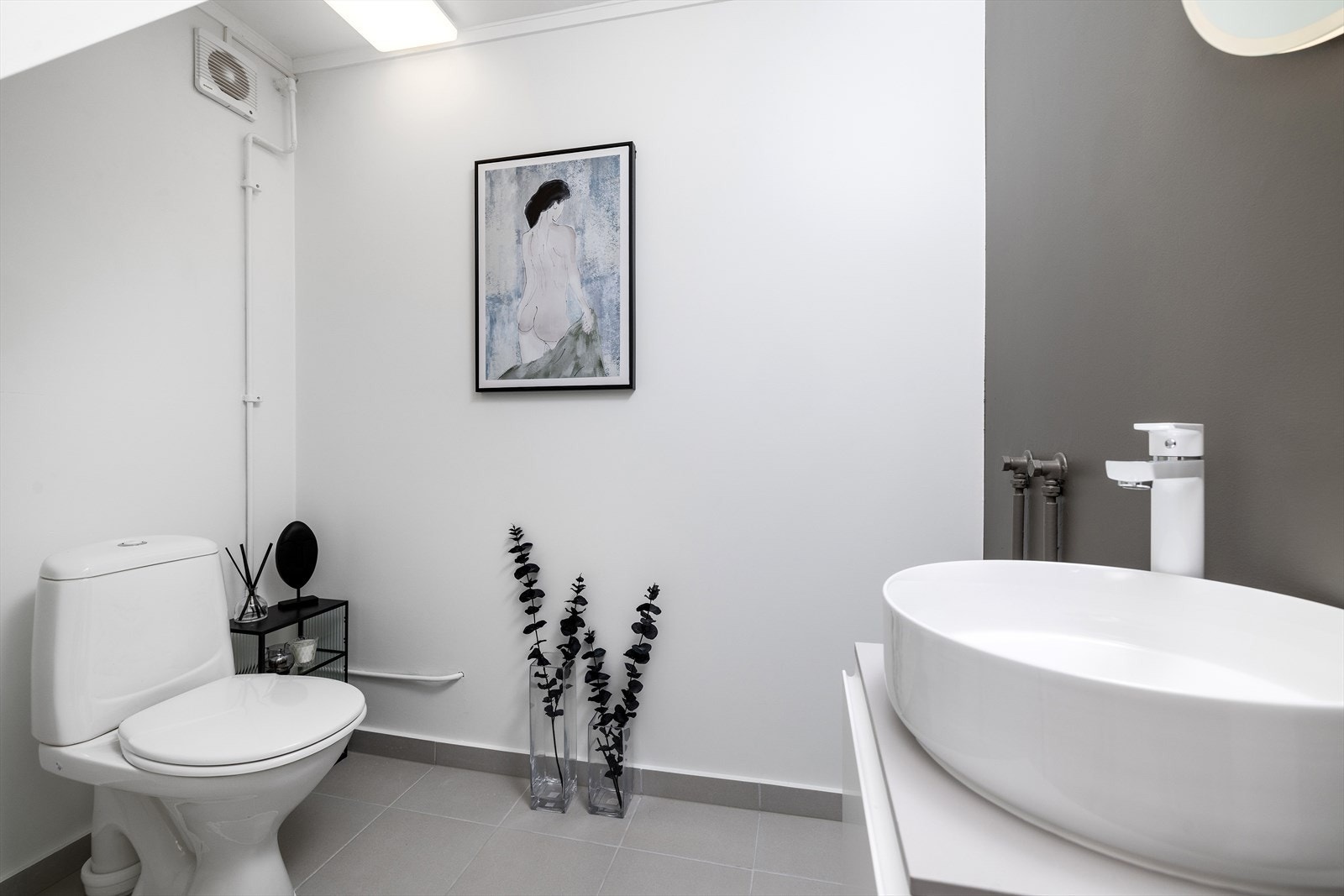 På badet er det i dag etablert dusjkabinett. Galleribilde