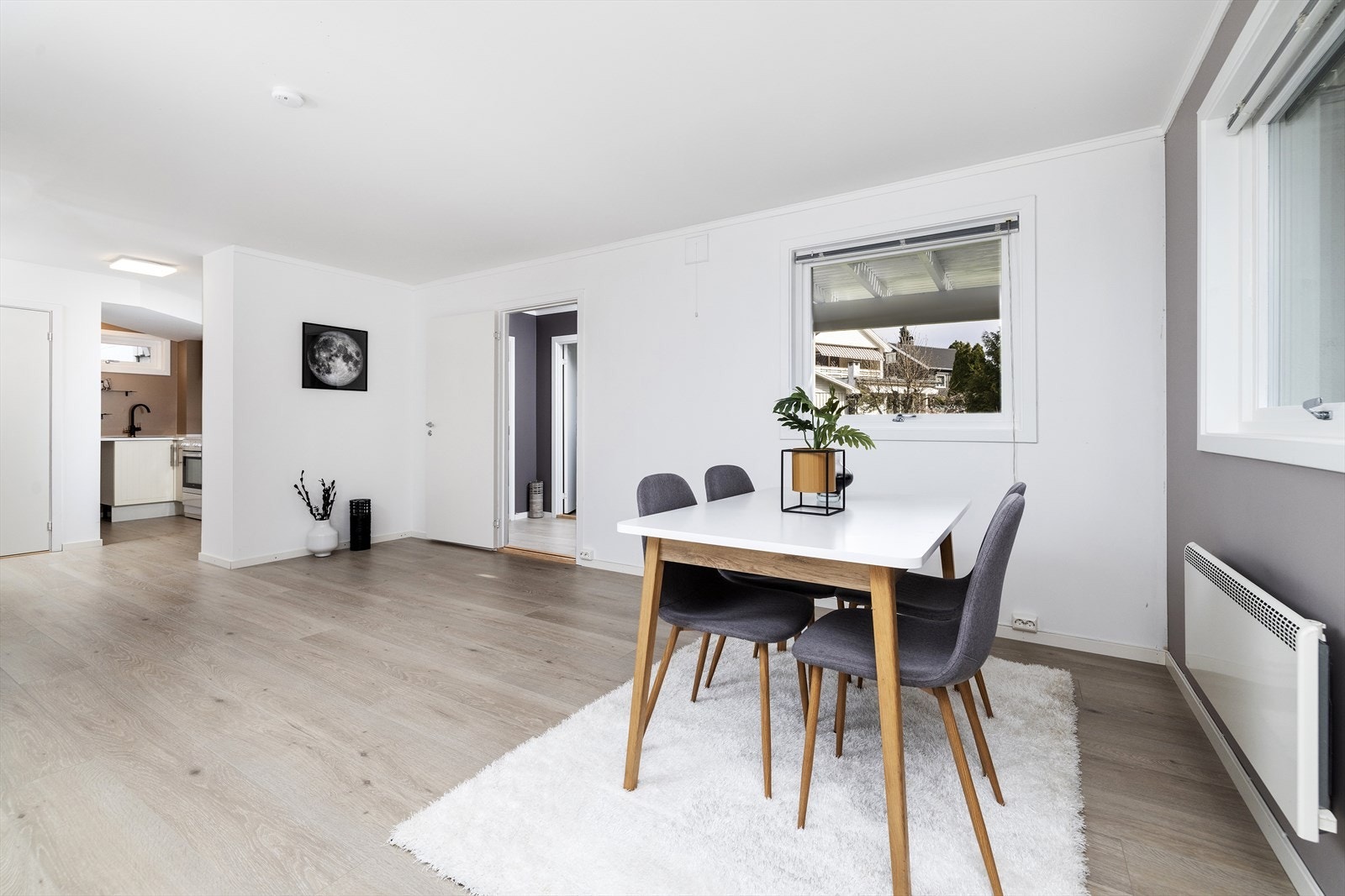Utleiedelen inneholder entré, 2 soverom, stue, kjøkken, vaskerom og bad. I tillegg er det en bod i kjeller brukt som omkledningsrom. Galleribilde