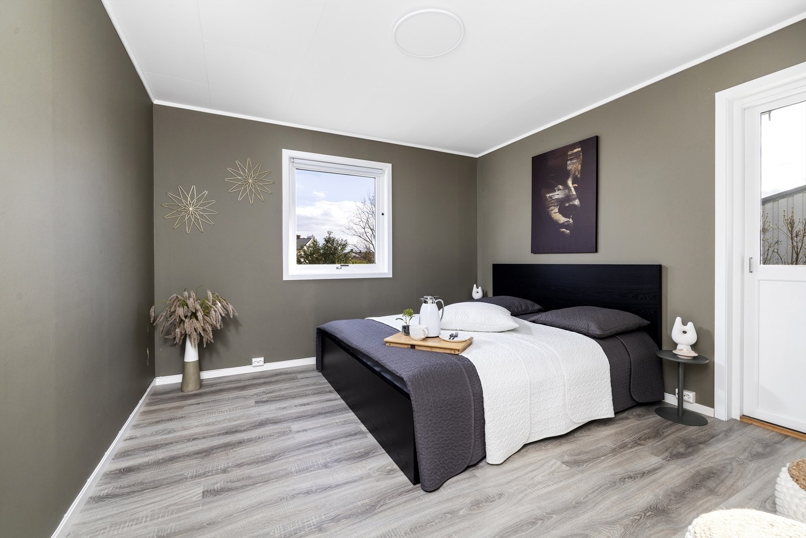 Pent hovedsoverom malt i en delikat beige-tone. Fra hovedsoverommet har du også utgang til balkongen. Galleribilde