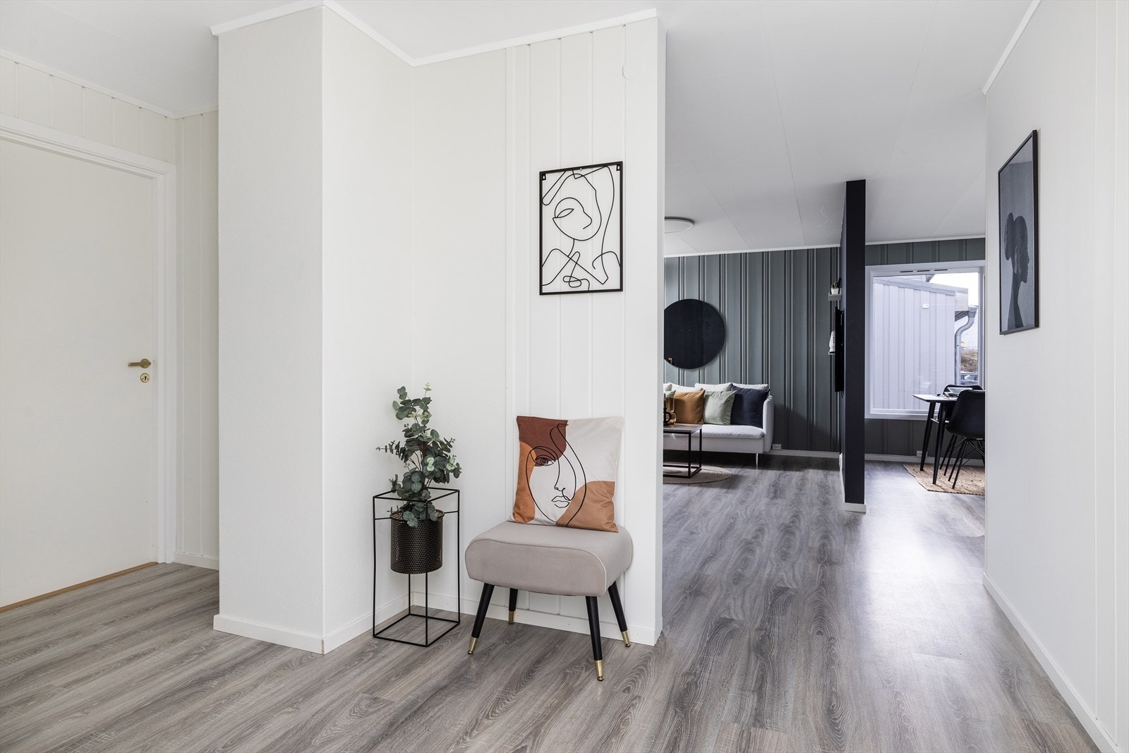 Romslig gang med god plass til sko og yttertøy. Galleribilde