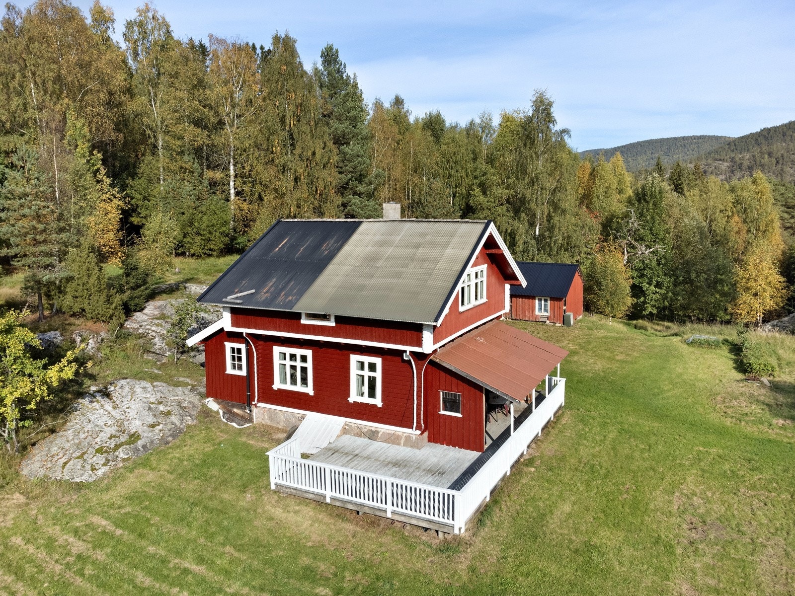 Eiendommen i dag består av en fritidsbolig som er skilt ut fra et tidligere småbruk. Galleribilde