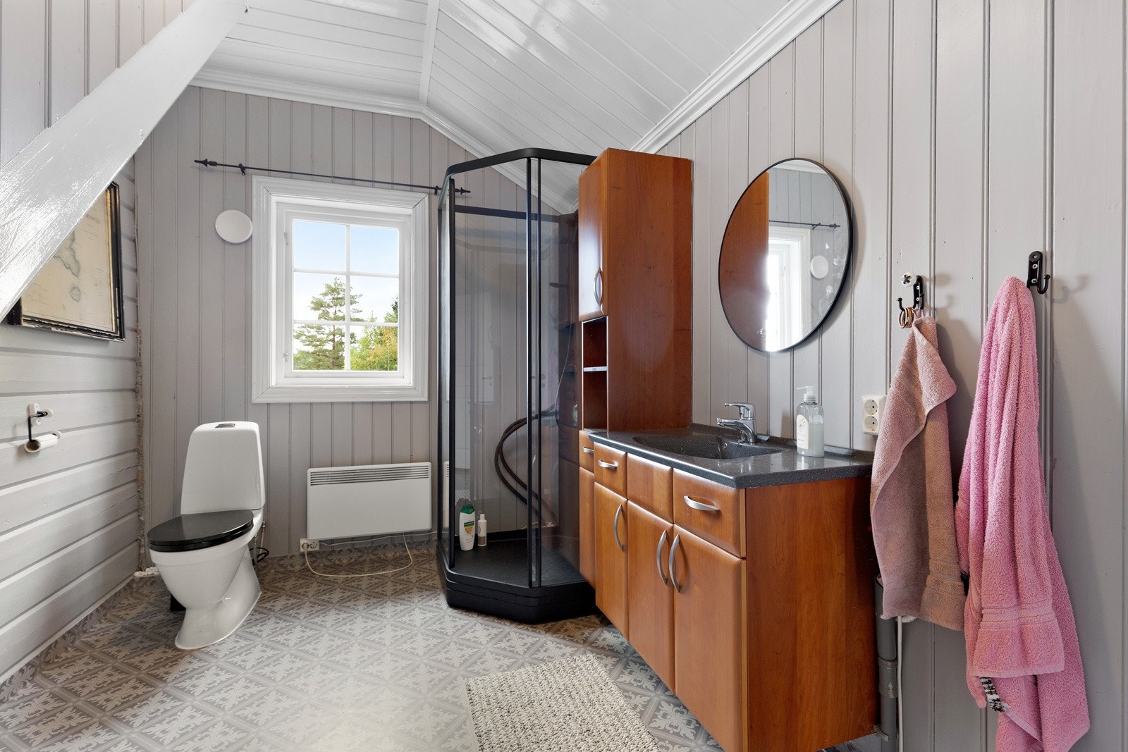 Pent baderom med dusjkabinett i 1. etg. Galleribilde