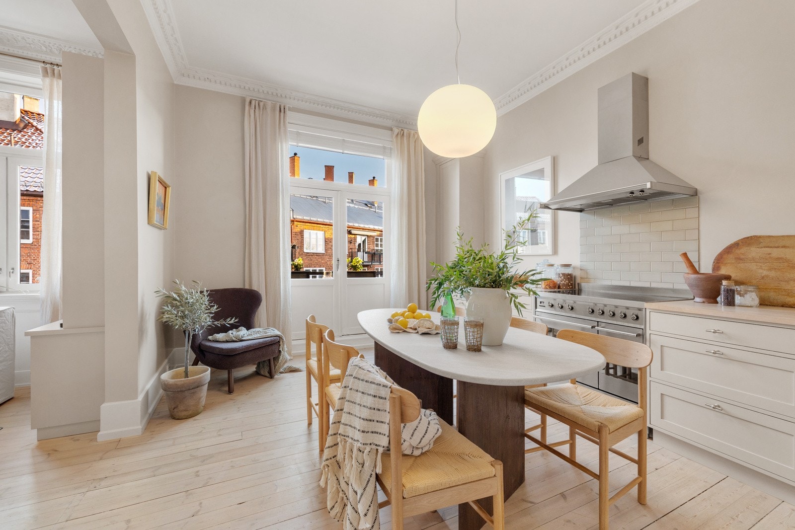 Kjøkkenet fremstår funksjonelt og moderne og har godt med oppbevaringsplass i skap og skuffer, samt rikelig med arbeidsplass på benk. Galleribilde