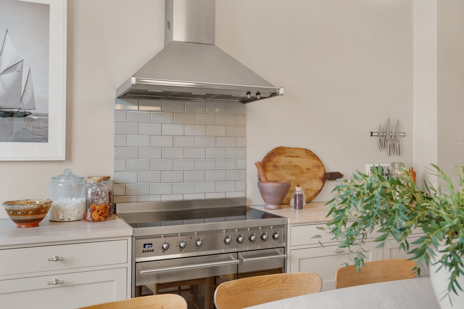 Miele hvitevarer og frittstående stekeovn fra Smeg. Alt av hvitevarer på kjøkken medfølger handelen. Galleribilde