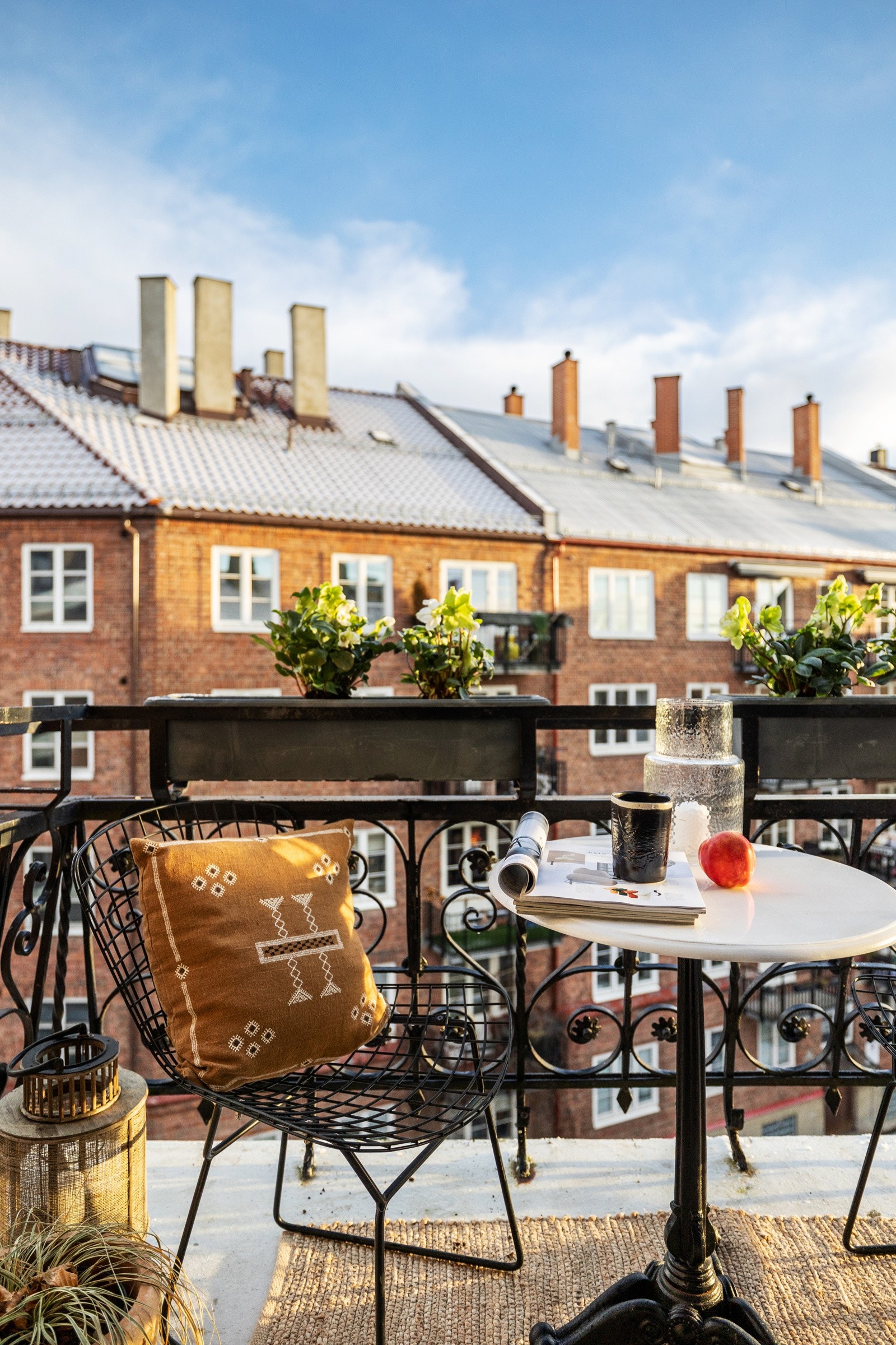 Med god plass til et hyggelig cafésett er dette uten tvil en fin plass å nyte morgenkaffen med sol fra tidlig morgen til ca. kl. 14.00. Galleribilde