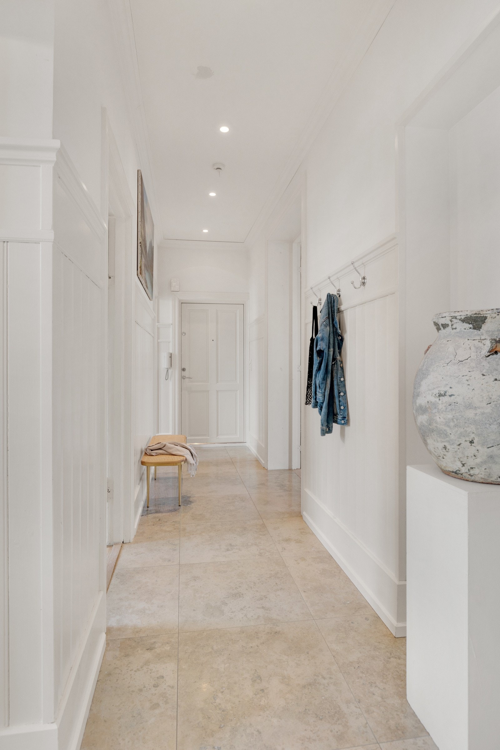 Den gode takhøyden i kombinasjon med stilrene, lyse naturfliser (fra Fired Earth), en god blanding av panel og malte vegger samt meget gode lysforhold sørger for et godt førsteinntrykk. Downlights i himling og varmekabler i gulv. Galleribilde