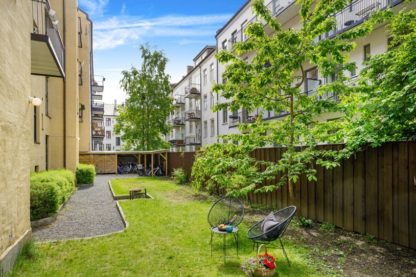 Bakgården består blant annet av gressplen, prydbusker, nydelig magnoliatre og sandkasse for de små. Galleribilde