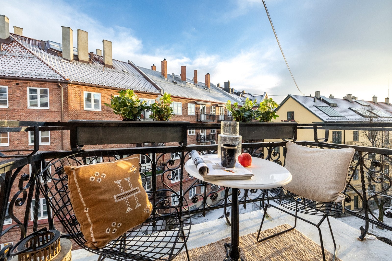 Balkongen vender ut mot Vidars gate, en rolig enveiskjørt miljøgate uten sjenerende trafikk og støy. Galleribilde