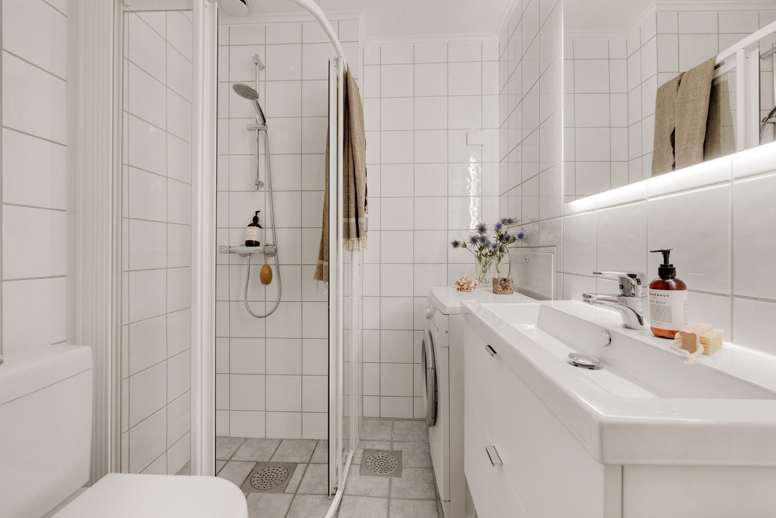 Pent baderom oppgradert i 2003 med flislagte gulv og vegger. Galleribilde