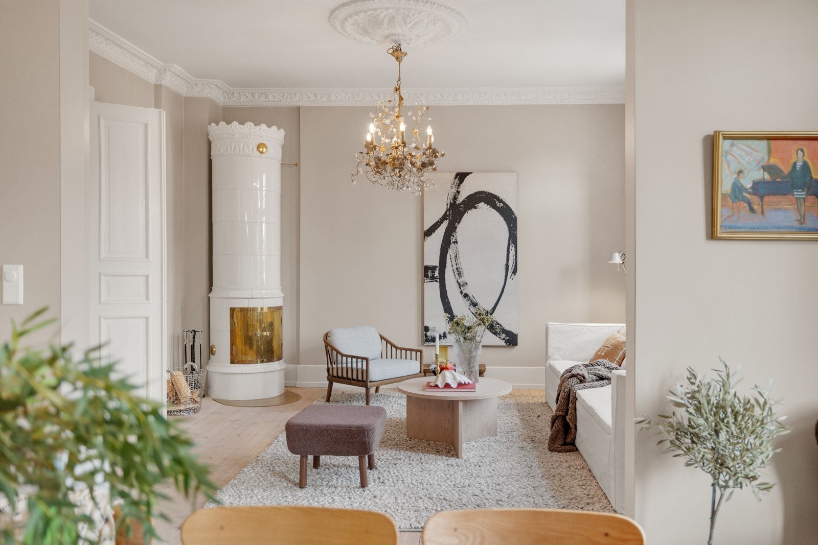 Velkommen til denne nydelige og svært attraktive 4-roms leiligheten beliggende i en rolig miljøgate på Adamstuen. Galleribilde