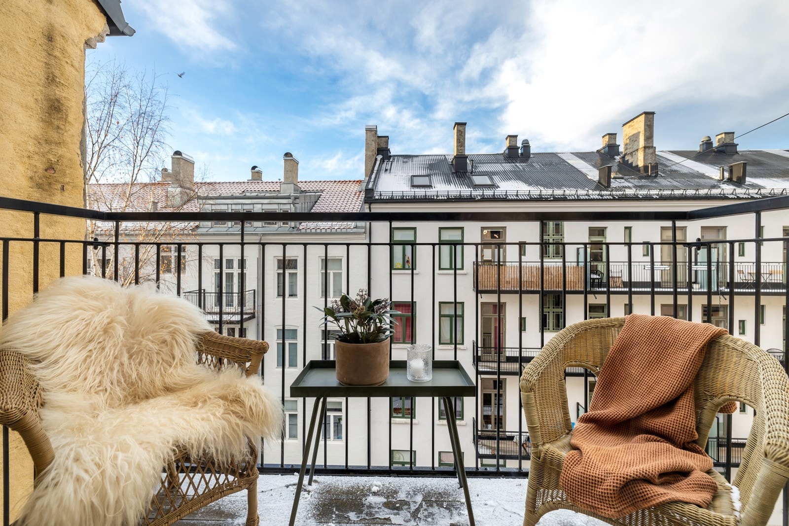 Gjennom rommets doble balkongdør kommer du ut til leilighetens vestvendte balkong. Galleribilde