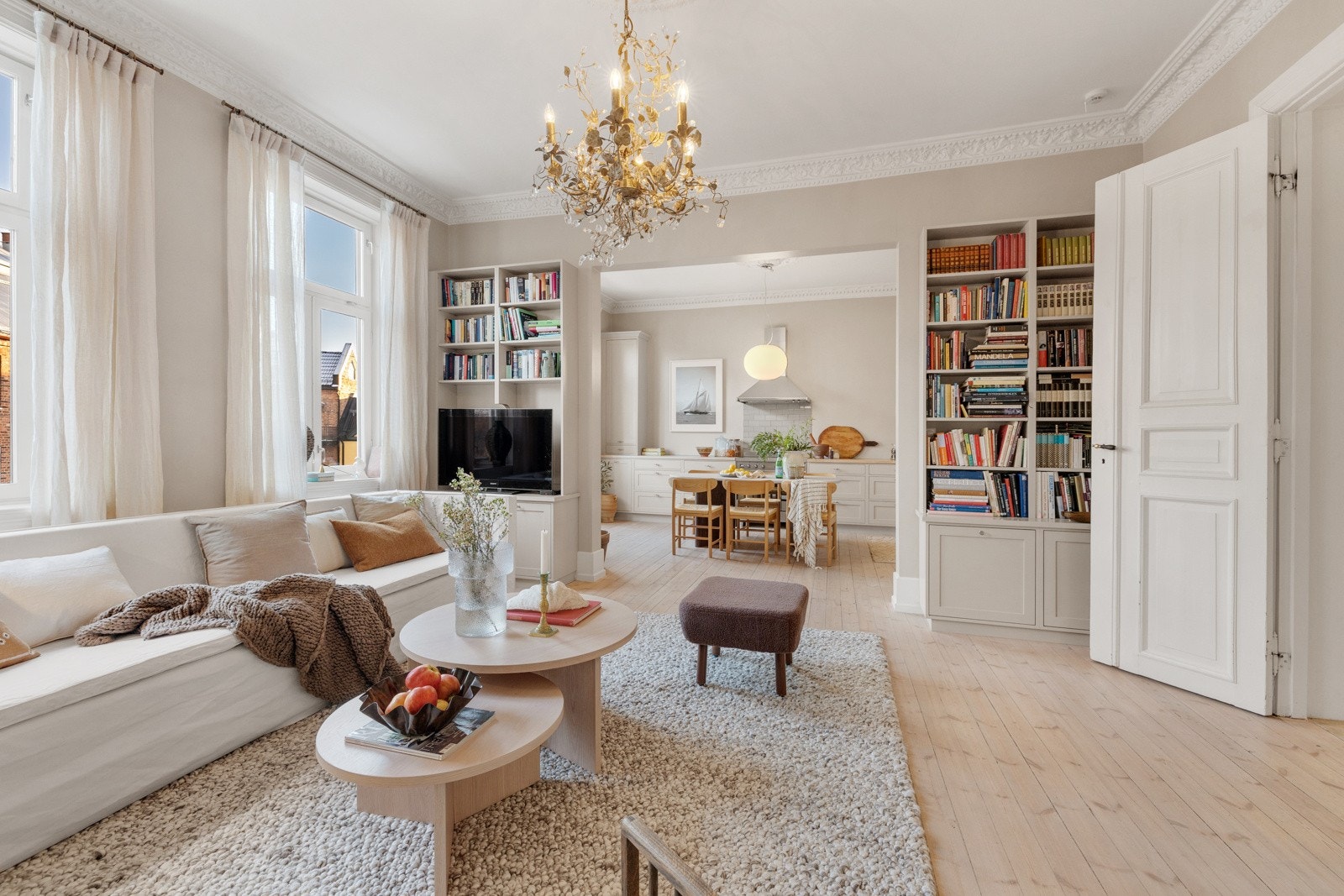 Leiligheten har en usedvanlig god planløsning, to solrike balkonger, flott kakkelovn i stue og pipeløp på kjøkken med mulighet for peis. Galleribilde