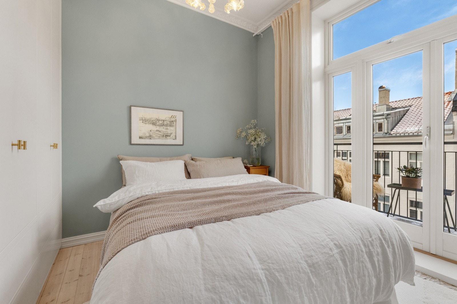 Leilighetens flotte detaljer som rosett, originale tregulv og vegger malt i en behagelig fargetone ser vi også her. Galleribilde