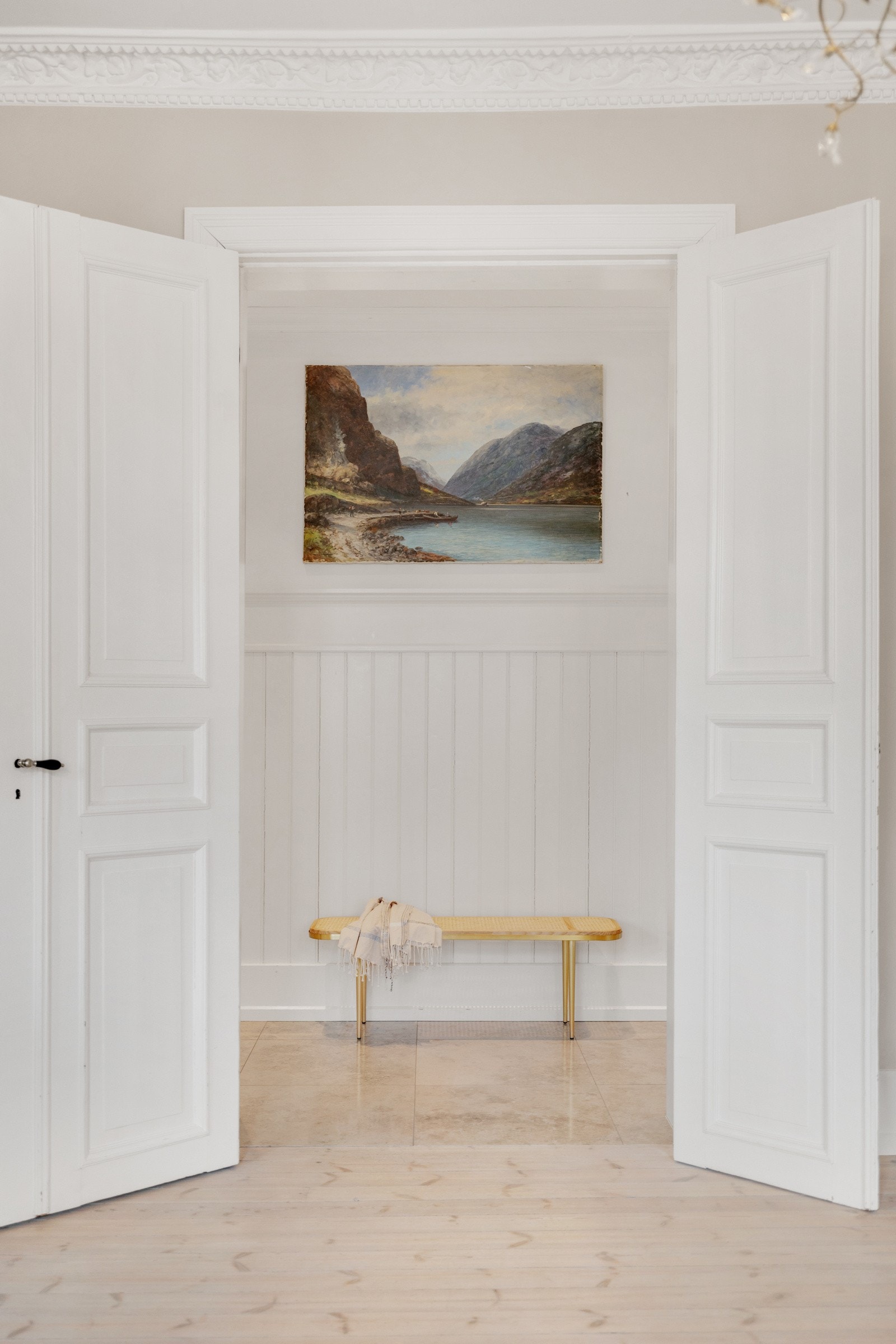 Nydelige doble fløydører mellom entré og stue. Galleribilde