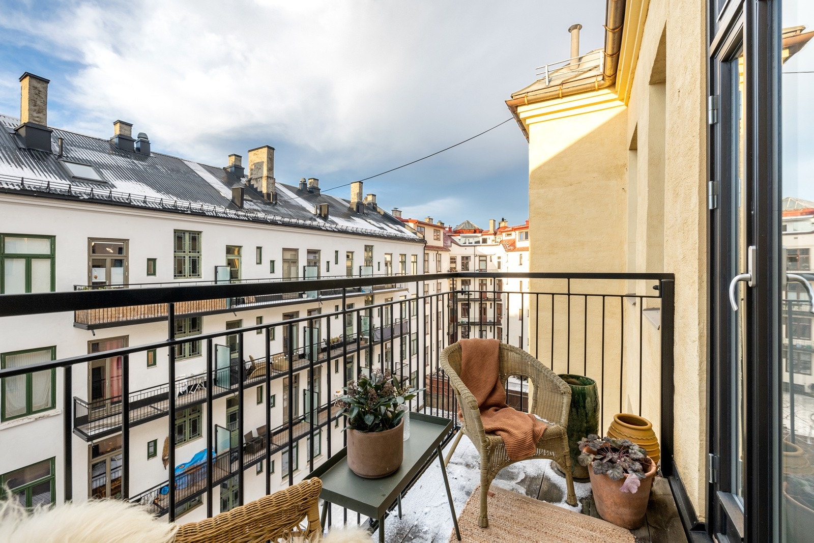 Fra leilighetens hovedsoverom har du utgang til en flott vestvendt balkong. Balkongen har ettermiddags- og kveldssol og oppleves som et svært hyggelig sted å oppholde seg. God plass til gassgrill. Galleribilde