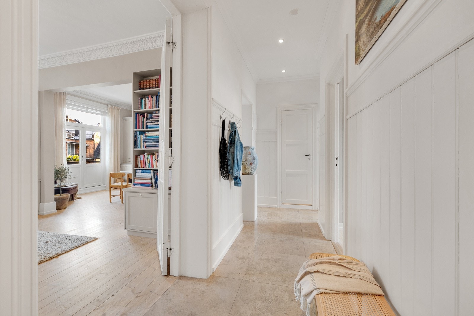 Standarden til leiligheten kan beskrives som moderne med malte overflater i tidsriktige fargetoner, et lekkert integrert kjøkken og et delikat, flislagt baderom. Galleribilde