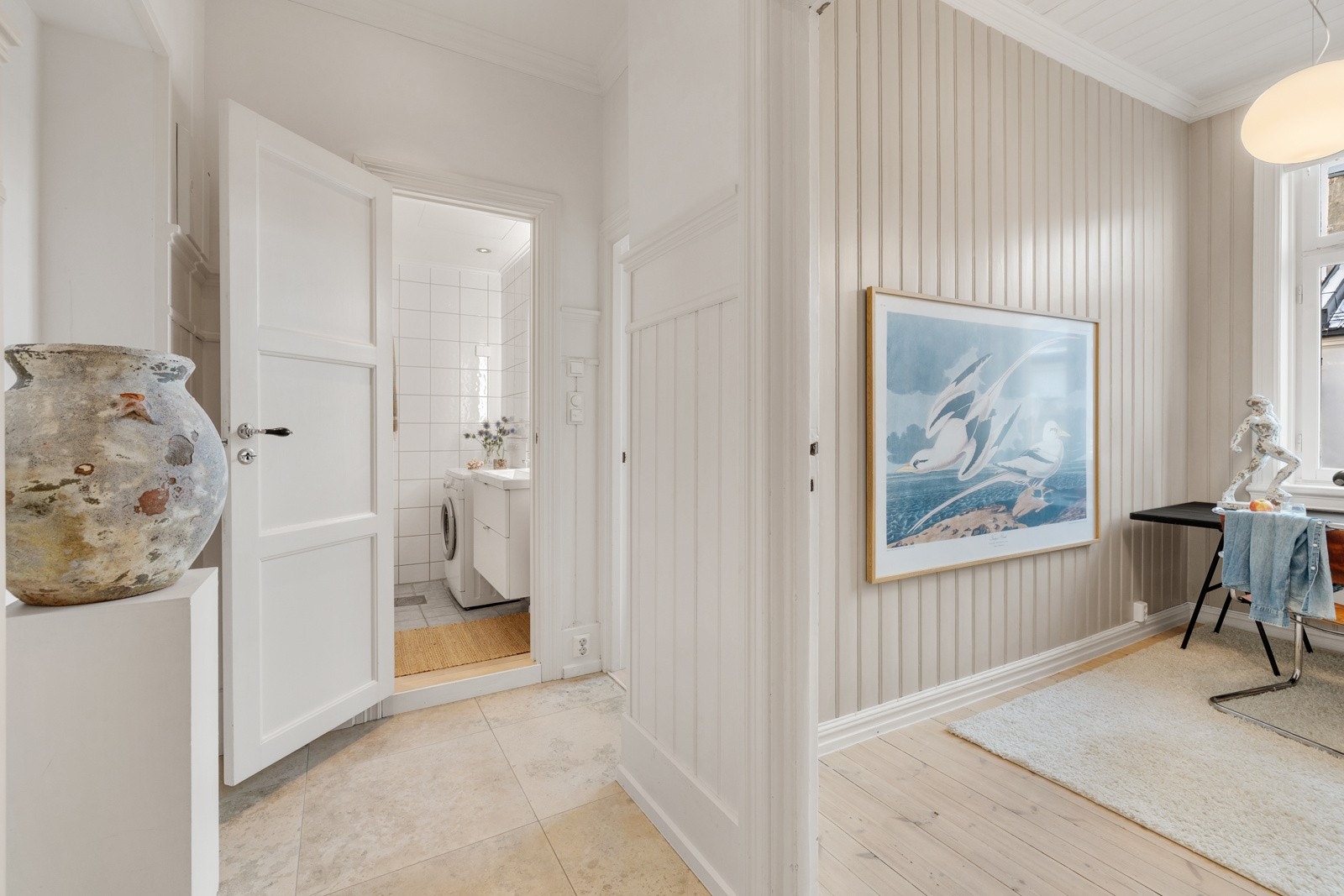 Rommene får inn rikelig med naturlig lys gjennom de store klassiske vindusflatene. Galleribilde