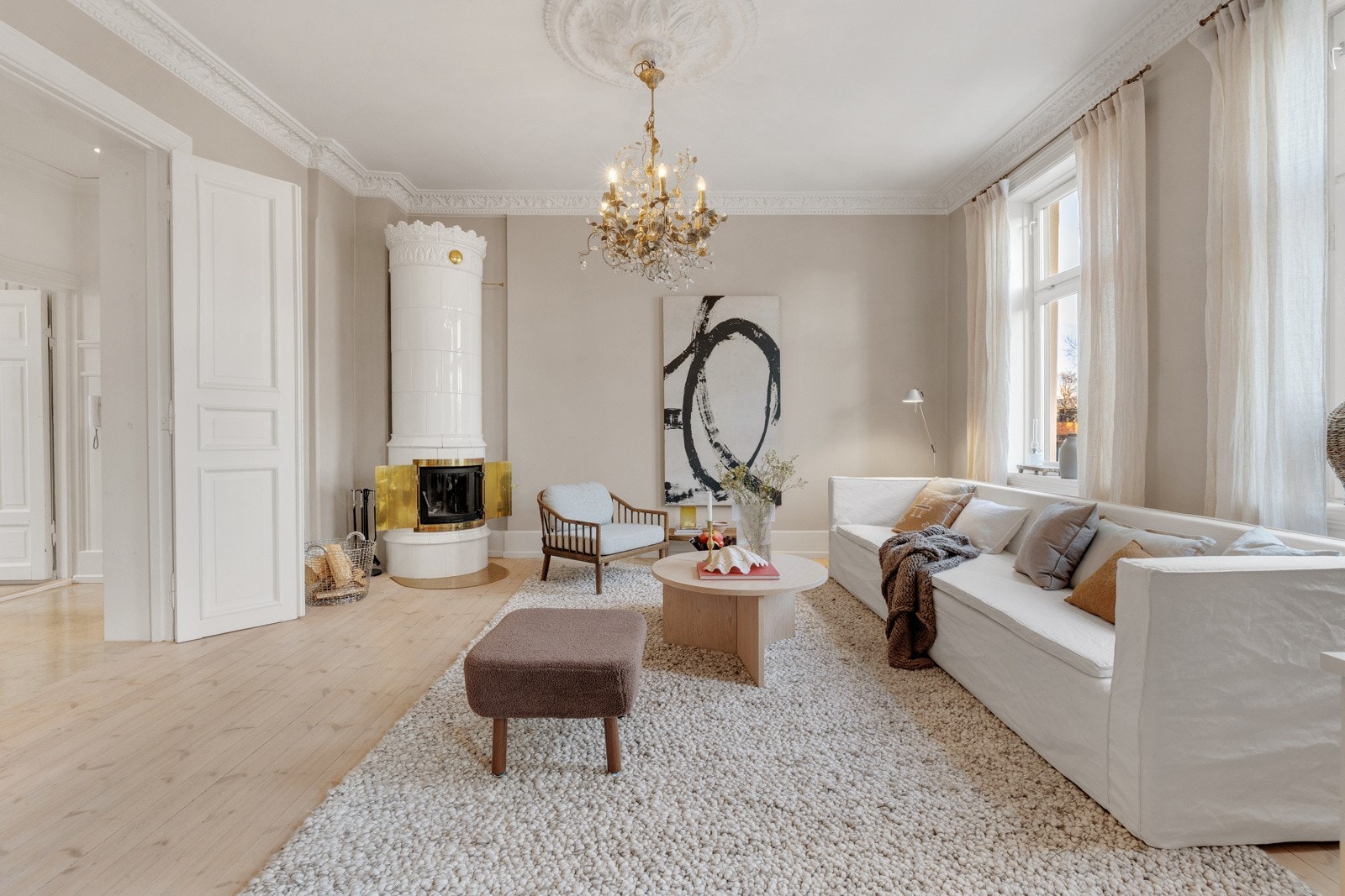 Den gode takhøyden i kombinasjon med de store klassiske vinduene sikrer en meget god romfølelse og gode lysforhold. Galleribilde