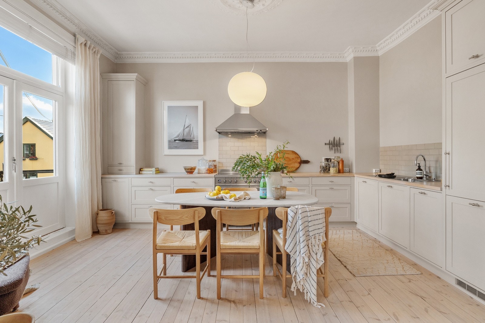 Kjøkkeninnredningen er tegnet av Tambakis Architecture + Design og bygget av Risør Snekkeri med blant annet håndlagde håndtak fra Nederland. Fired Earth fliser på vegg over benk. God plass til stor spisegruppe med langbord. Galleribilde