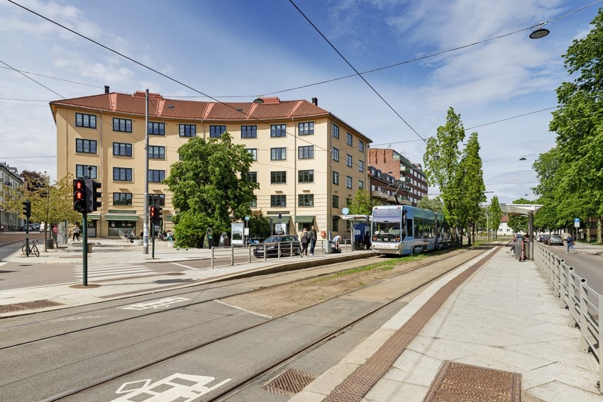 Området gir mulighet for offentlig kommunikasjon via buss og trikk, hvorav nærmeste trikkestopp er Adamstuen som befinner seg rett rundt hjørnet fra leiligheten. Galleribilde