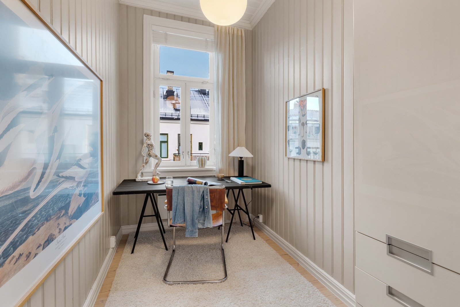 Arealet over leilighetens soverom er ubodd (kun boder). Her trenger du derfor ikke å tenke på eventuell sjenerende støy fra byggets toppetasje. Galleribilde