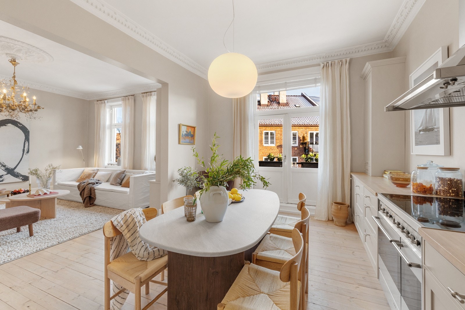 Stort, nydelig kjøkken fra 2011. Kjøkkenet ligger perfekt plassert med direkte tilknytning til leilighetens stuedel. Galleribilde