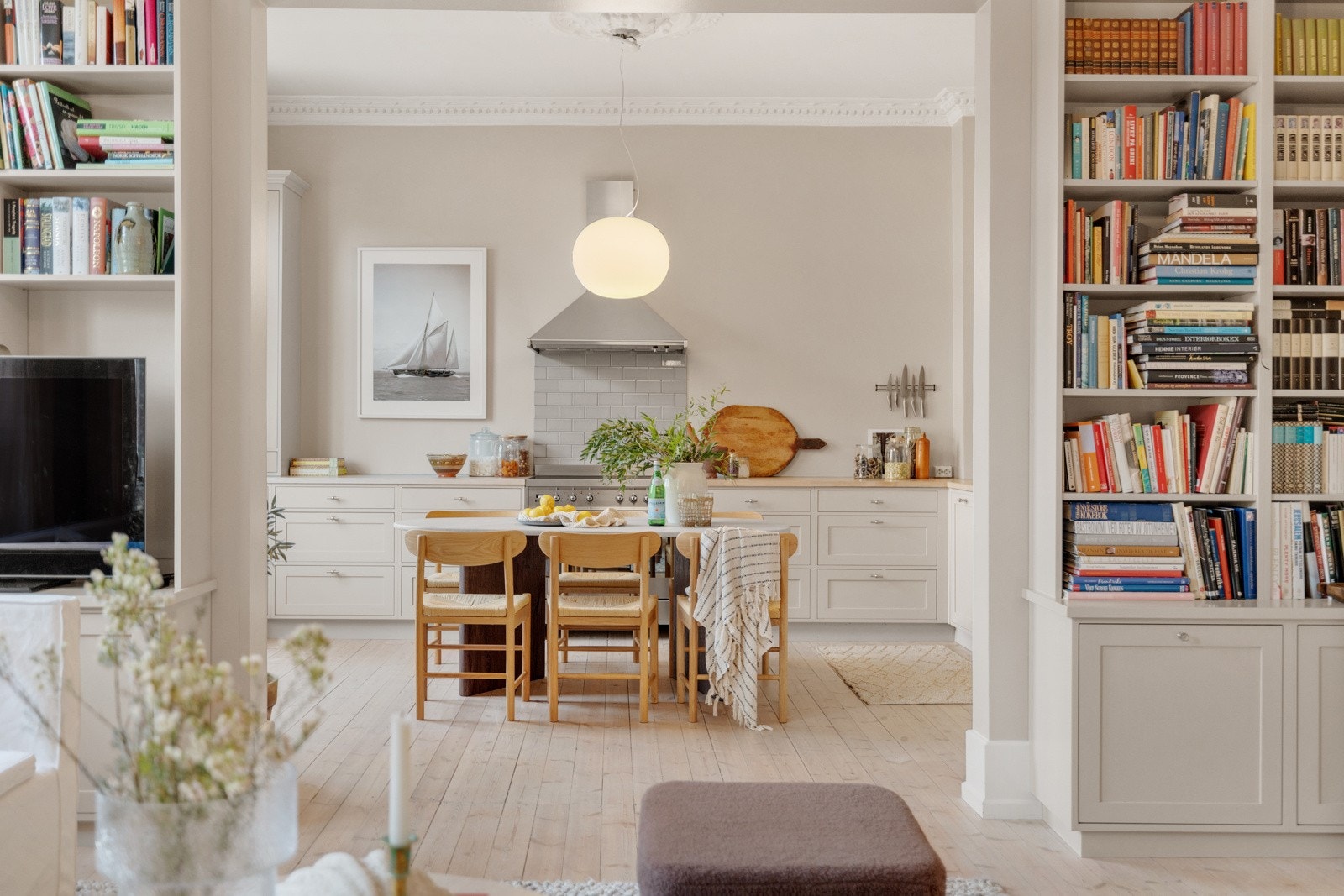 Her har du flere gode møbleringsmuligheter og god plass til sofagruppe, salongbord, TV-seksjon og øvrig ønsket møblement. Galleribilde